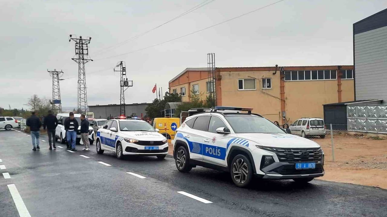Muratlı'da kepek yığını yolu kapattı, tır devrildi