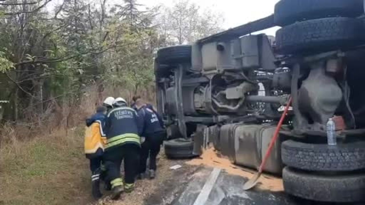 Muratlı'da kepek yüklü tır devrildi, yol ulaşıma kapandı