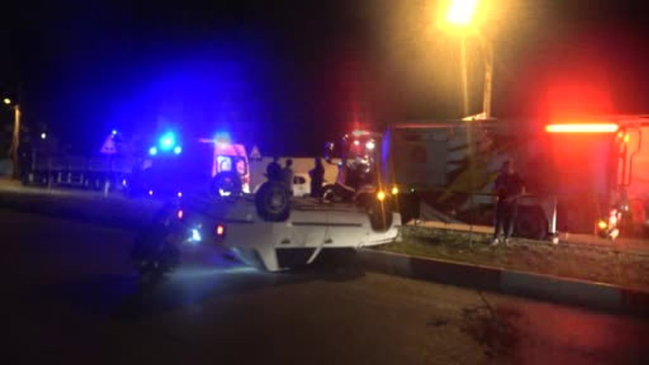 Muratpaşa'da gece yarısı refüje çarpan otomobil takla attı