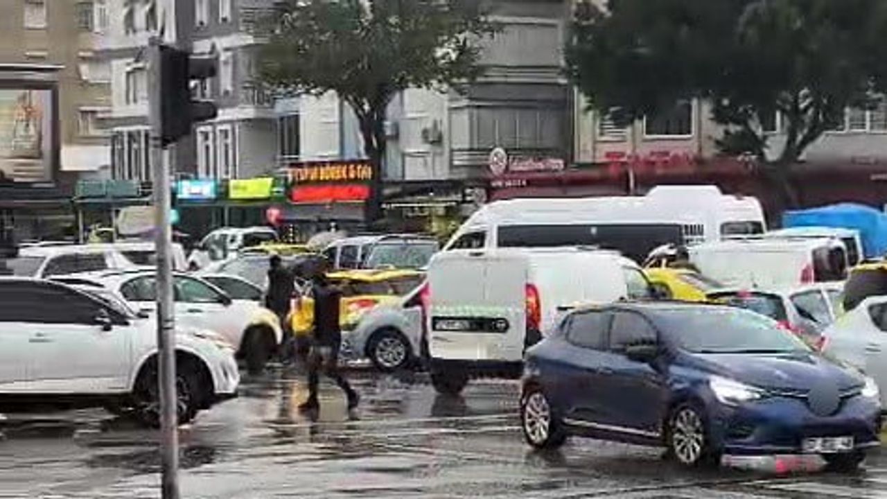 muratpaşa kavşağında sinyalizasyon arızası vatandaşların müdahalesine yol açtı