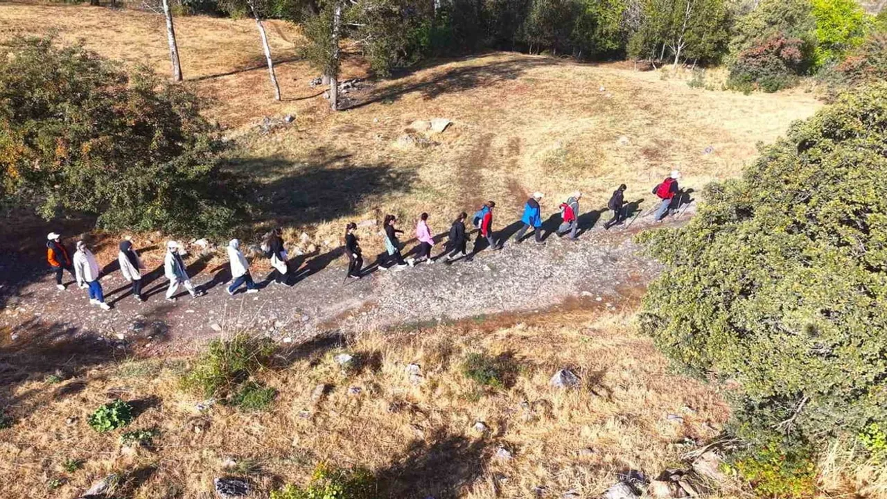 Muş bağlarında yürüyüş, doğa ve temizlik çağrısı