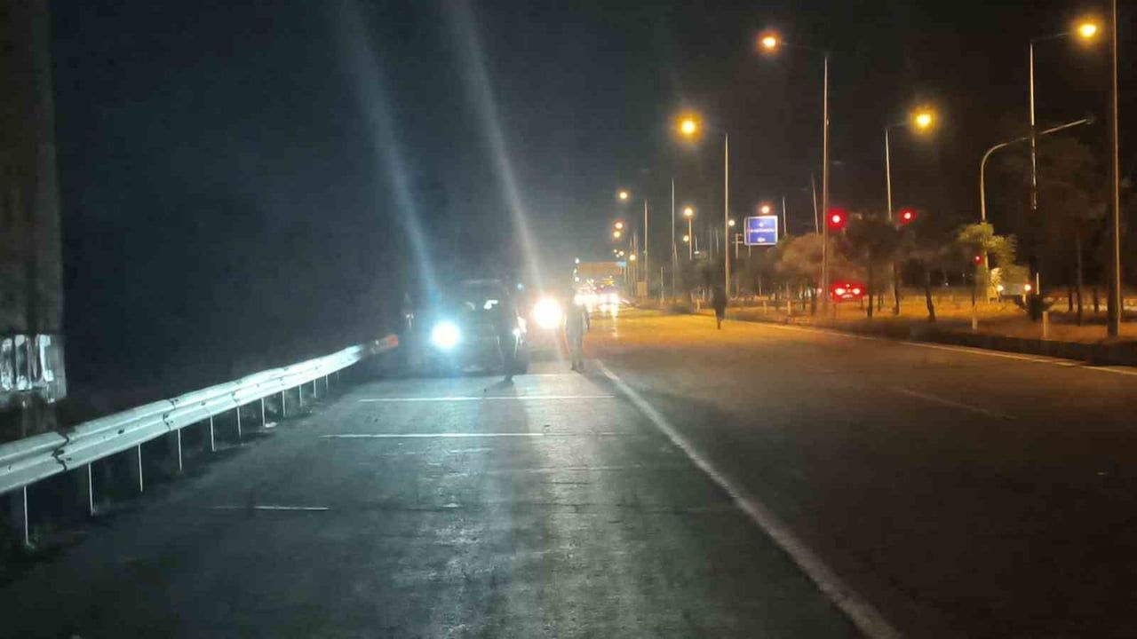 Muş-Bitlis kara yolunda kavşakta çarpışma: otomobildeki iki kişi kurtarıldı
