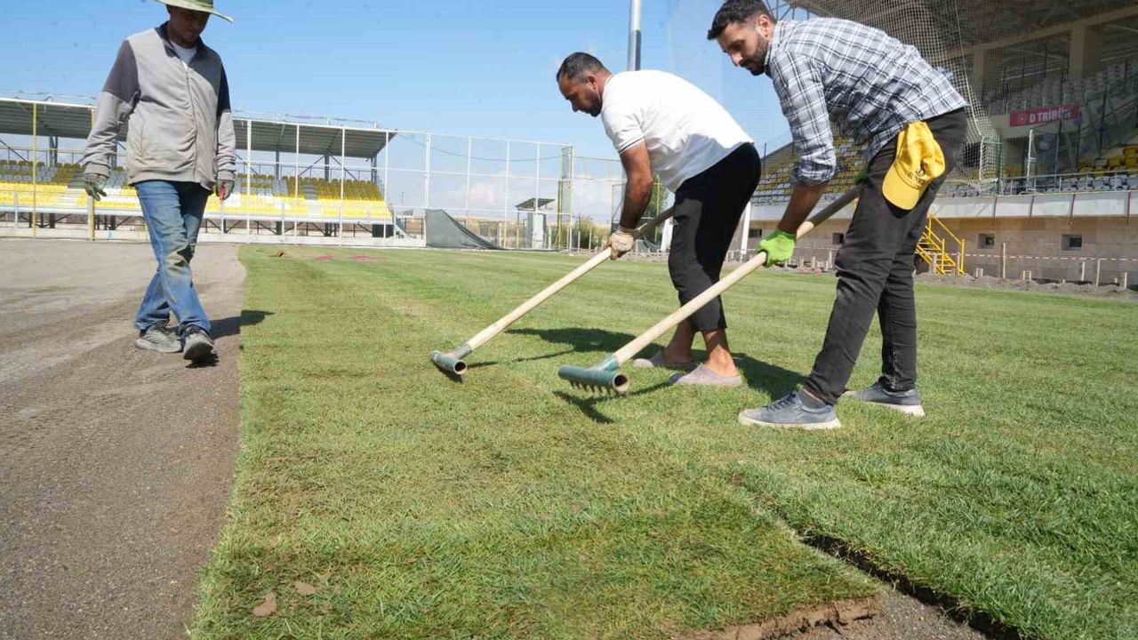 Muş şehir stadyumu kışa hazırlanıyor: alttan ısıtma tamamlandı, çim serimi başladı
