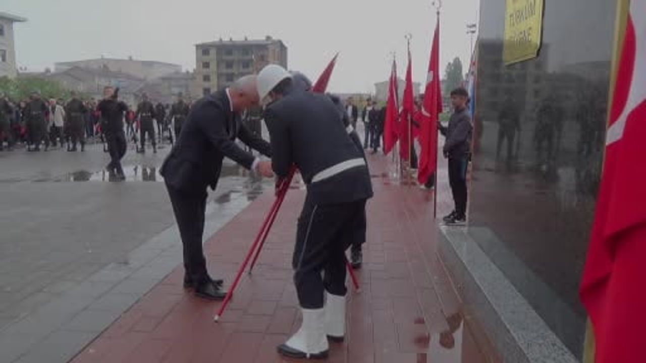 Muş’ta birlik vurgusu: 103. yıl çelenk töreni ve yürüyüşle kutlandı