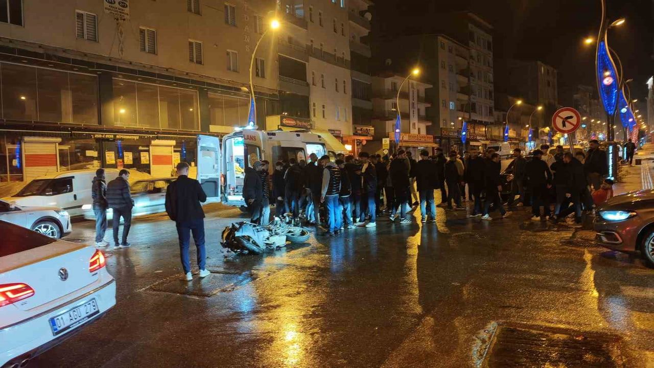 Muş'ta Cumhuriyet Caddesi'nde trafik kazası: motosikletteki iki kişi yaralandı