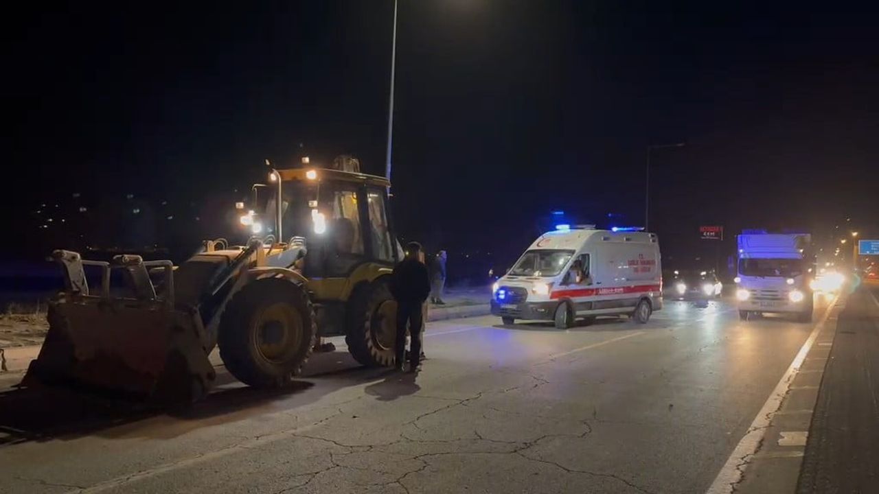 Muş'ta havalimanı kavşağında kepçe ile otomobil çarpışması: bir kişi yaralandı