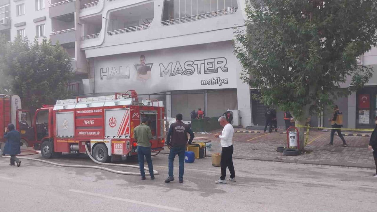 Mut'ta depoda çıkan yangın binayı dumanla kuşattı