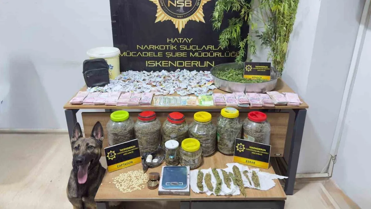 Mutfak dolabında zulalanmış 4 kilo 621,80 gram esrar ve yüklü miktarda para bulundu