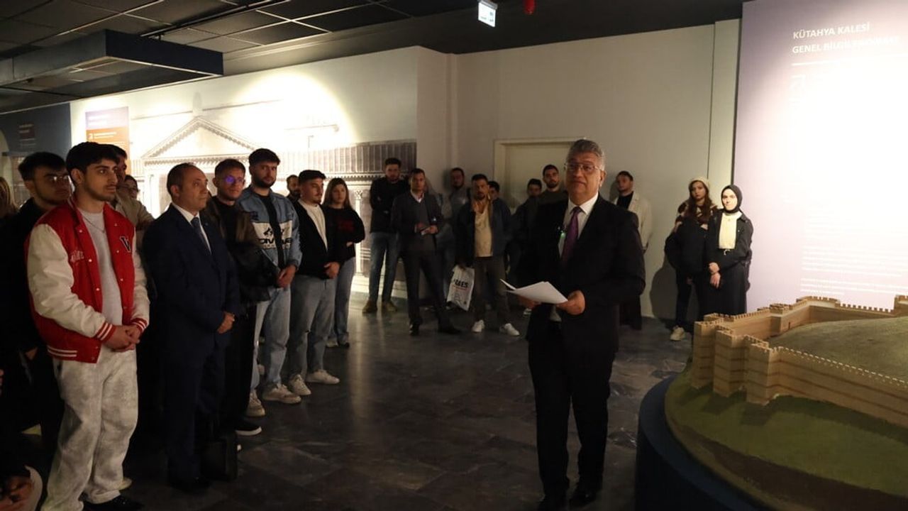 Müzede tarih dersi: Süleyman Kızıltoprak öğrencilerle geçmişi inceledi