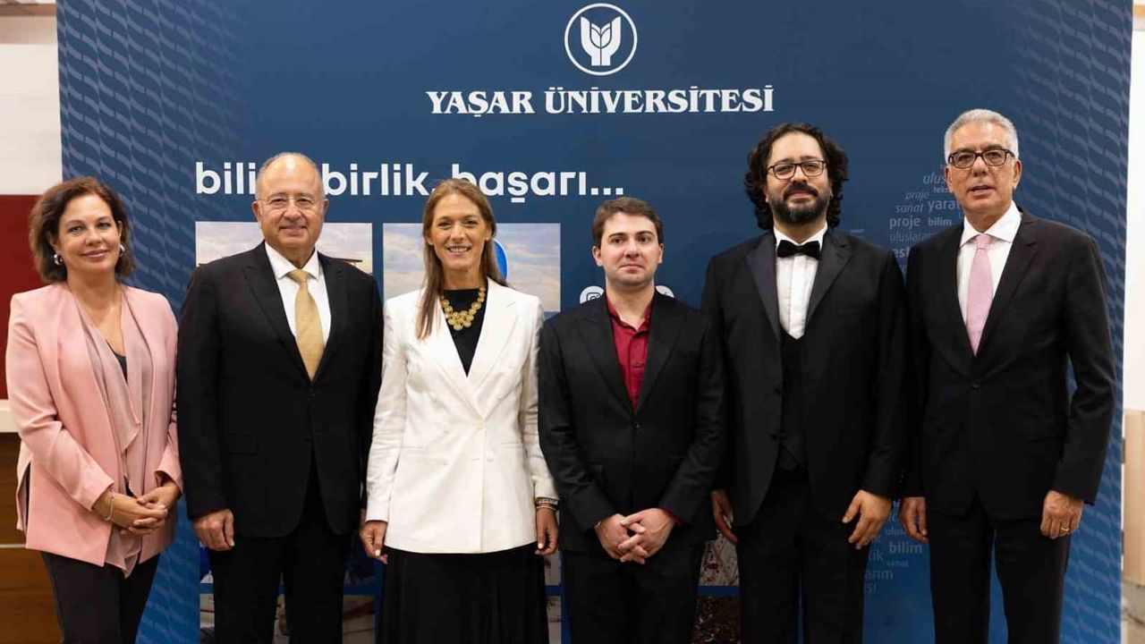 Müzik sınırları aştı: İzmir'de portekizli piyanist Bernardo Santos ile dostluk konseri