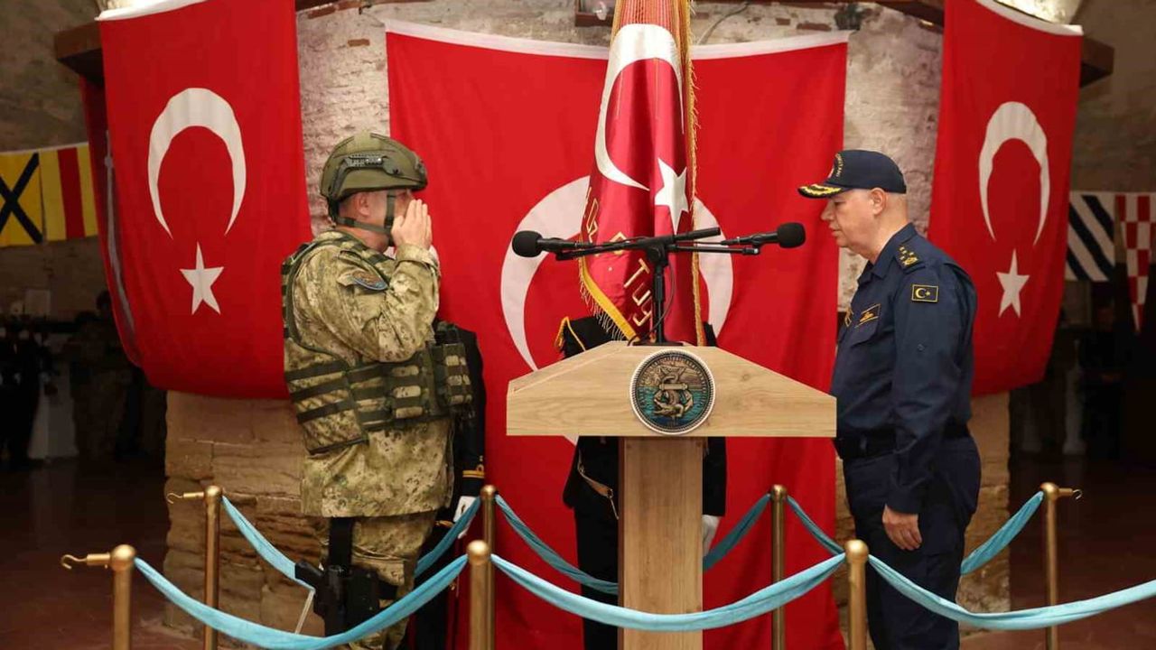 Nara Kalesi'nde 3. amfibi deniz piyade tugayına sancak teslimi