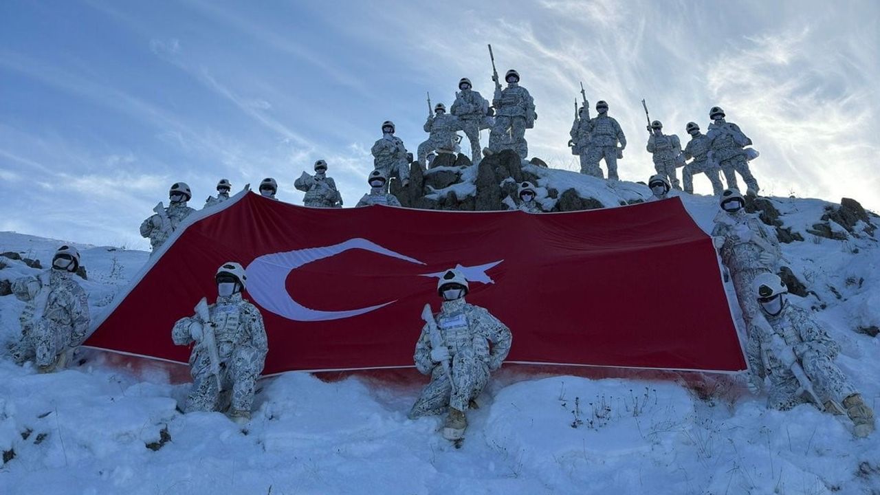 NATO'dan Türk komandoların fotoğrafıyla 29 ekim kutlaması