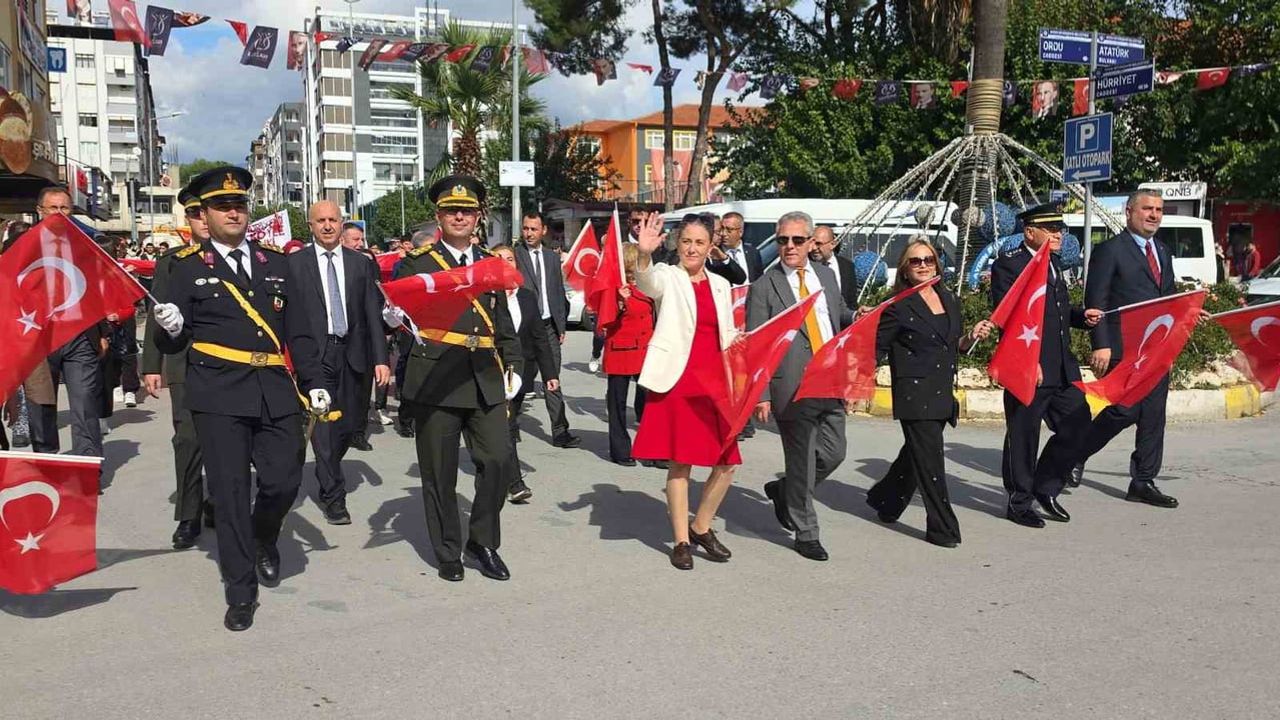 Nazilli coşkuyla 103. yılını kutladı: sokaklar kırmızı beyaza büründü