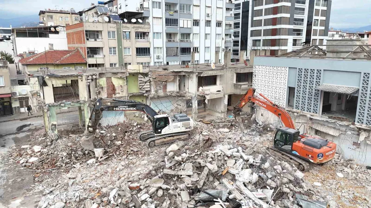 Nazilli'de Ahmet Şensan kültür merkezi için yıkım başladı