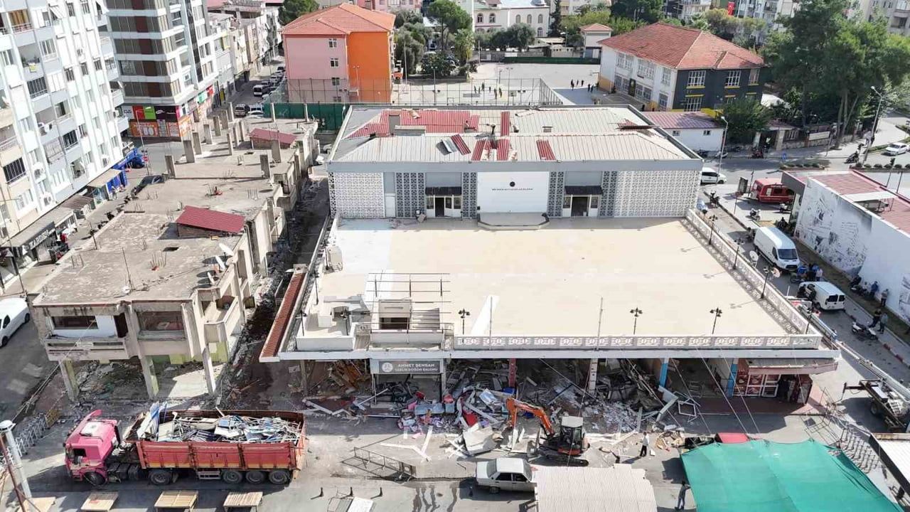 Nazilli'de kültür merkezi yıkımı öncesi pazar taşınıyor, yollar geçici olarak kapanacak