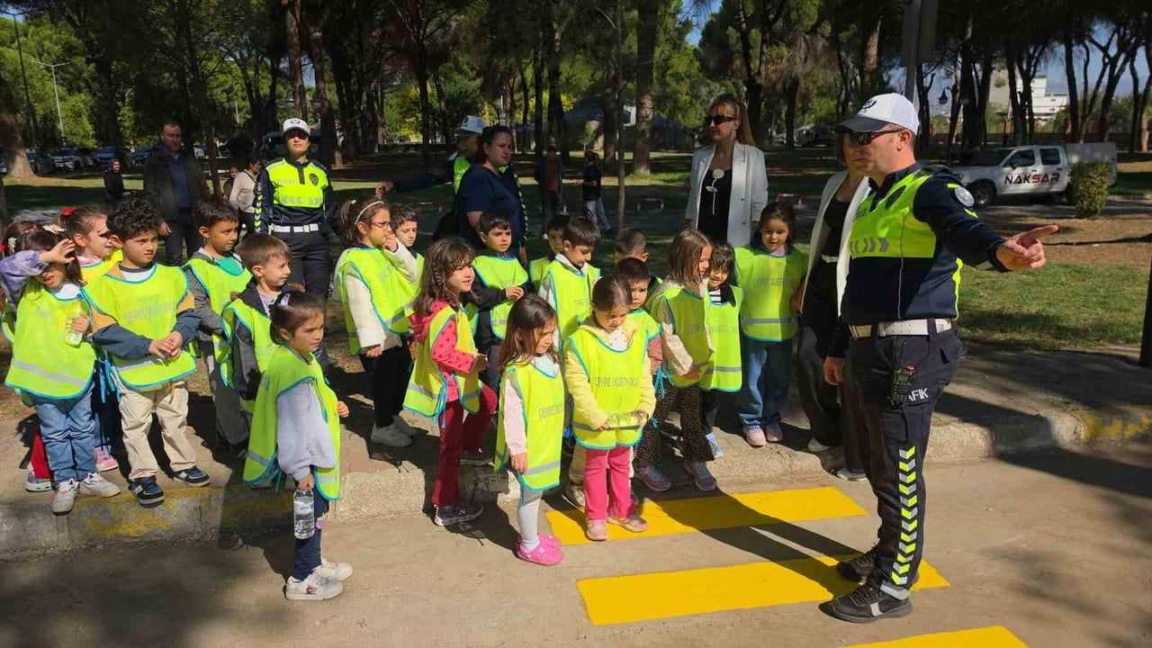 Nazilli’de minikler trafikte güvenli adımlar atıyor