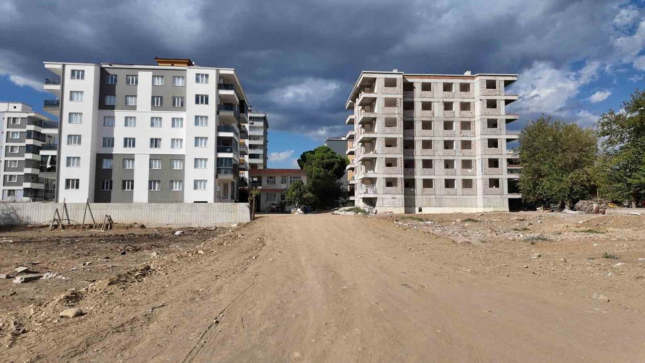 Nazilli'de yol planına giren metruk yapı yıkıldı, ulaşım rahatlayacak