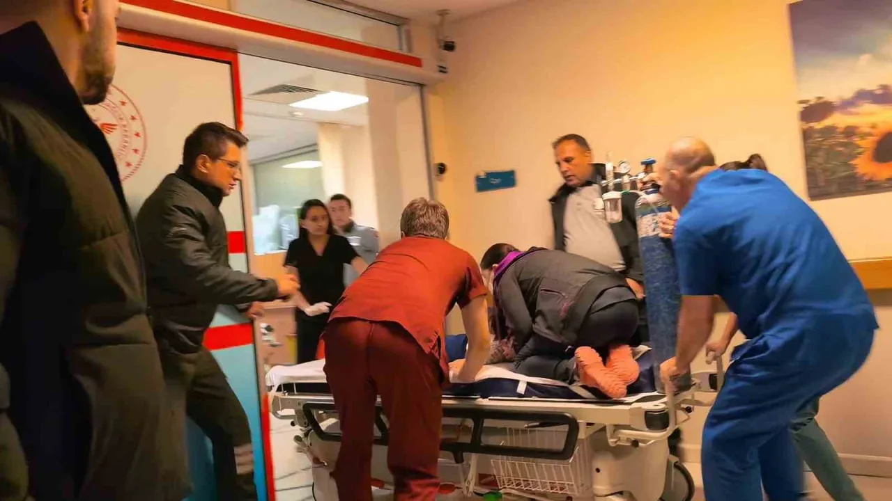 Nefes borusuna tavuk eti kaçan bebek sedyede kalp masajıyla hayata döndürüldü