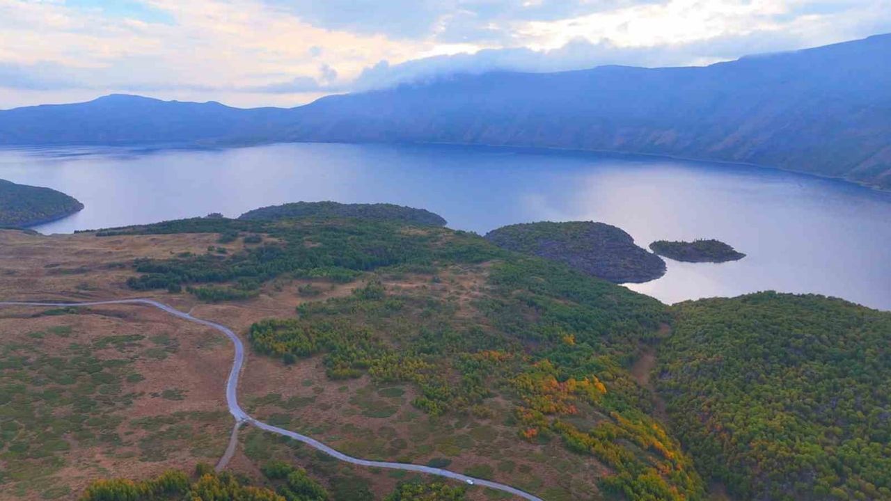 Nemrut kalderasında sonbaharın sarı ve kahverengi uyumu