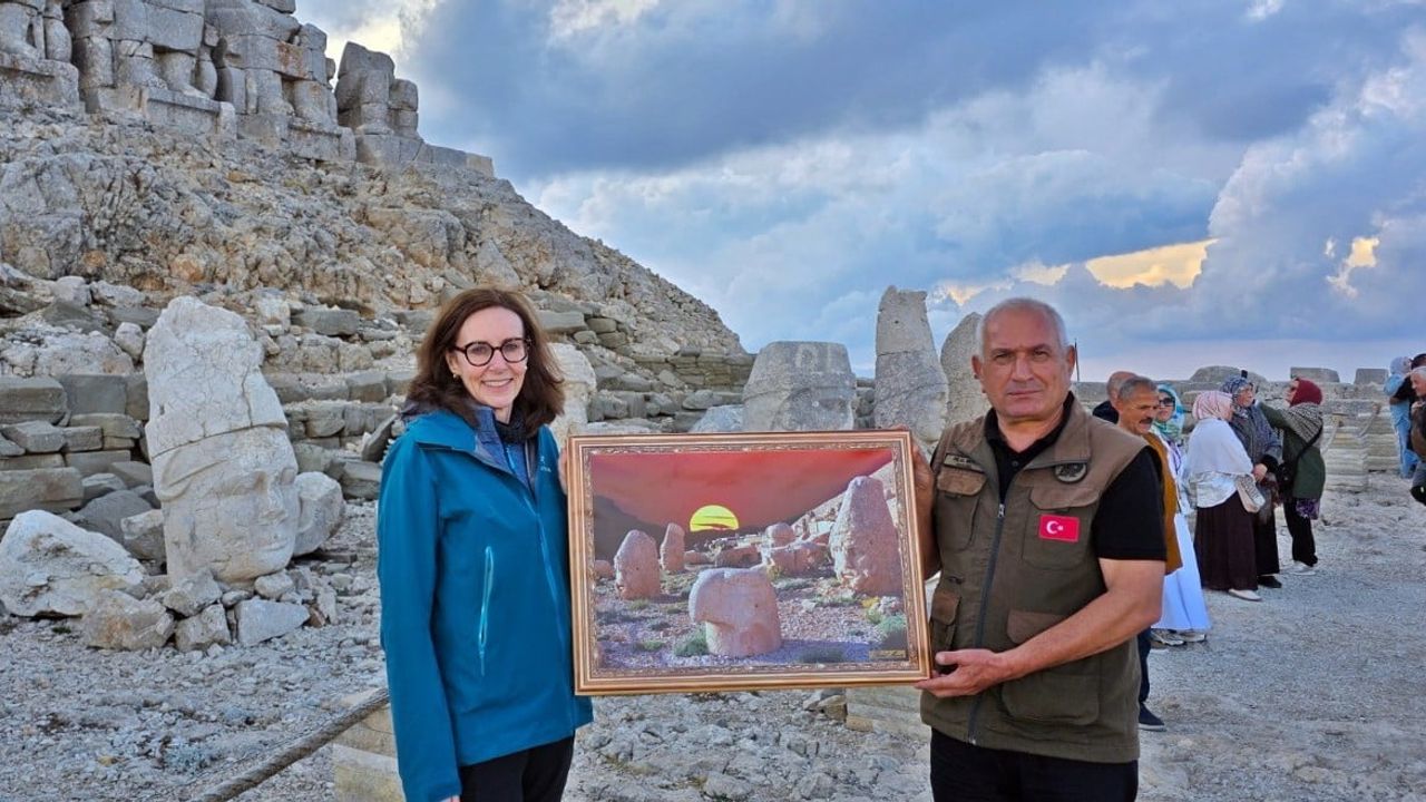 Nemrut'ta anı olarak: 34 yıllık görevlinin günbatımı fotoğrafı Anderson'a hediye edildi