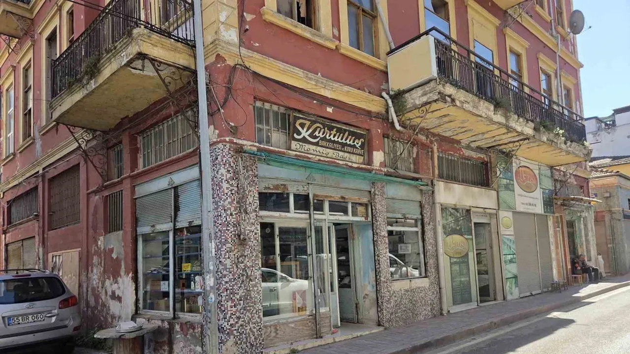 Nesilden nesile uzanan bakkal kepenk kapatıyor