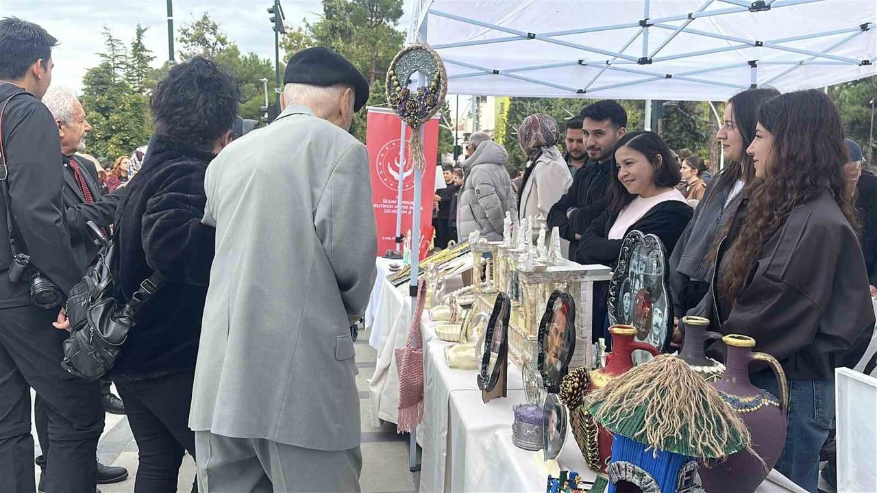 Nesiller el ele yürüdü: Burdur'da dünya yaşlılar günü buluşması