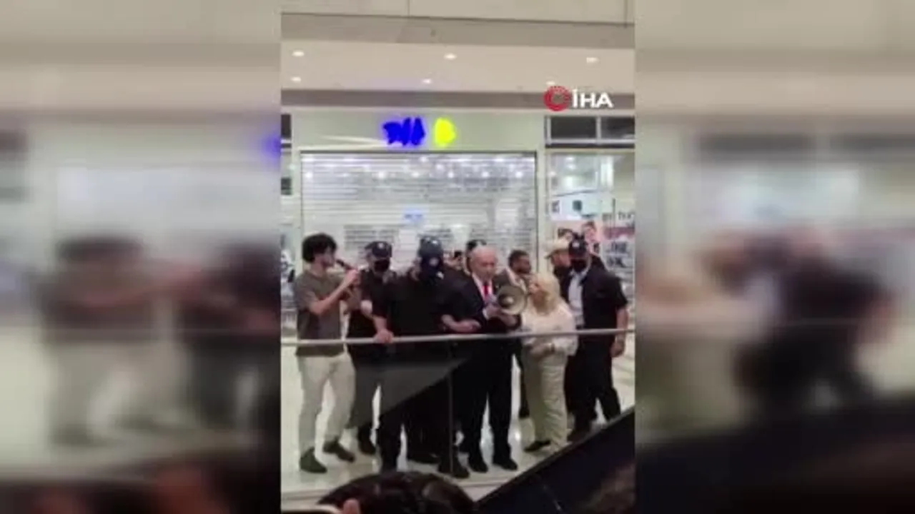 Netanyahu megafonla AVM turunda seçmenden Likud için oy istedi