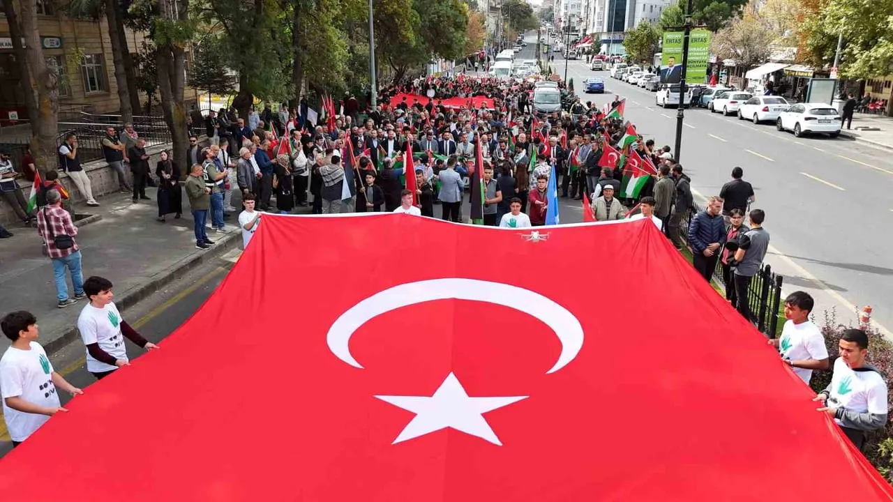 Nevşehir'de birlik yürüyüşü: 'Gazze için ayağa kalk' çağrısı