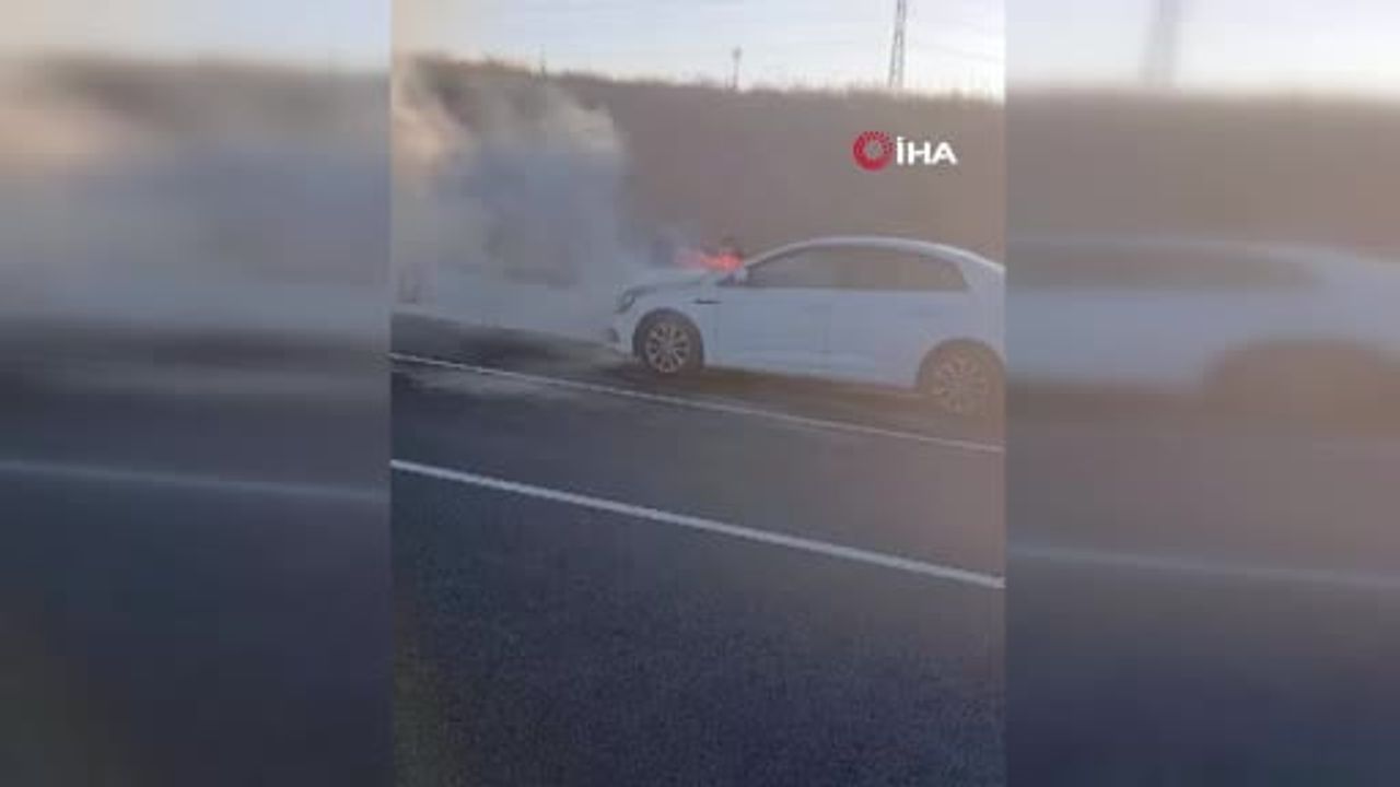 Nevşehir'de Güney Çevre Yolu'nda seyir halindeki otomobil alev aldı