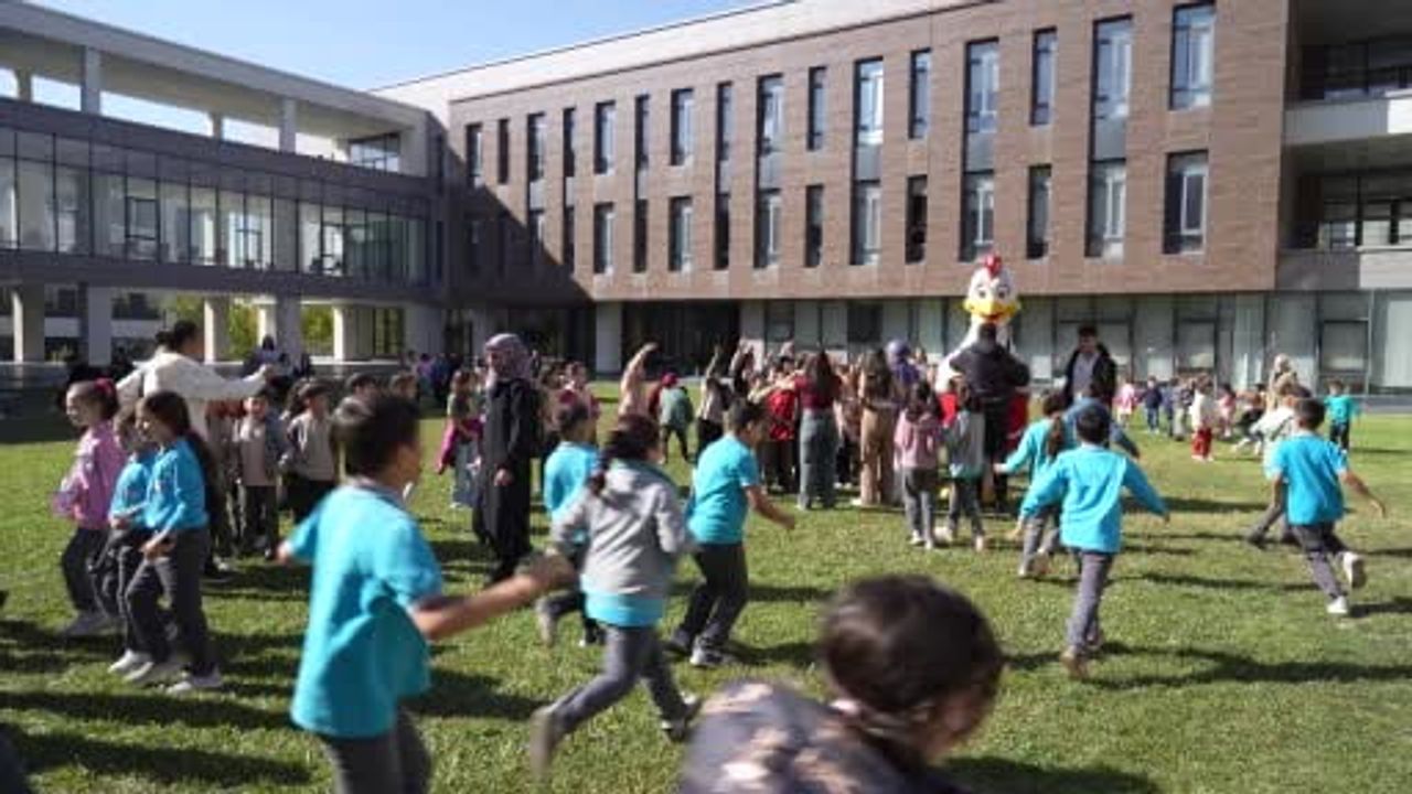 Niğde'de çocuklar elma bahçesinde üretimi yerinde öğreniyor