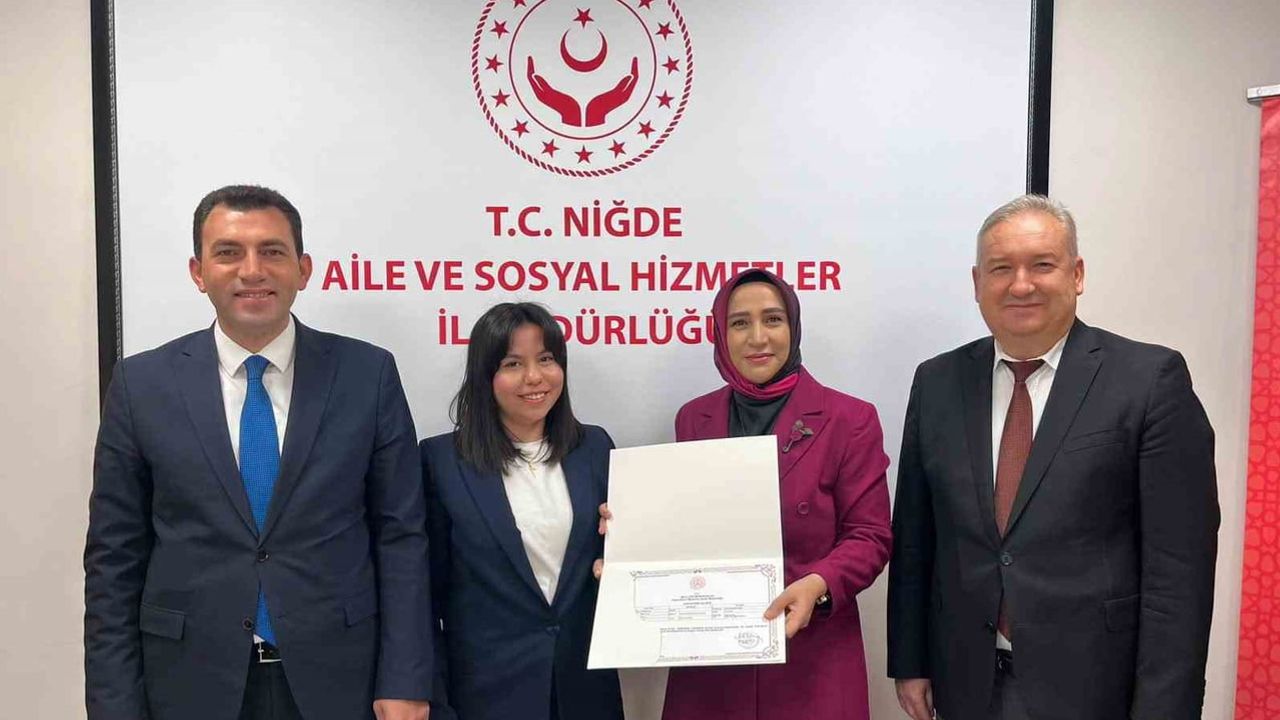 Niğde’de işaret diliyle iletişim köprüsü kuran kursiyerler sertifikalarını aldı