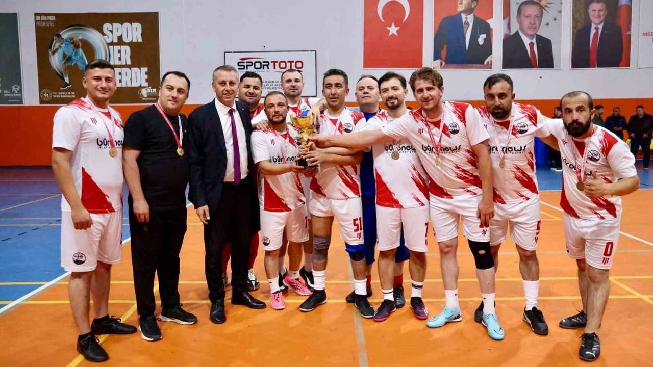 Niğde'de kamu çalışanları sahayı bırakmadı: üç branşta şampiyonlar netleşti