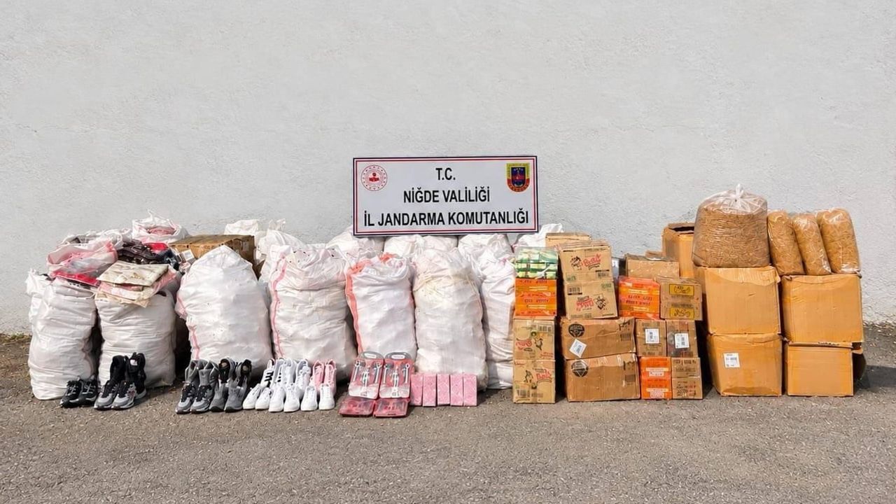 Niğde'de kargo aracında binlerce gümrük kaçağı ürün ele geçirildi