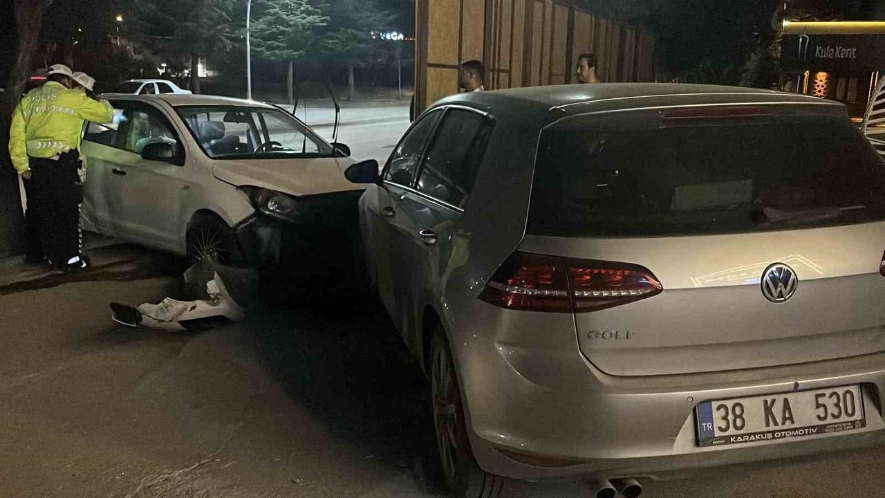 Niğde'de sürücü hakimiyetini kaybetti, önce direğe sonra park halindeki araca çarpan otomobilde 1 yaralı