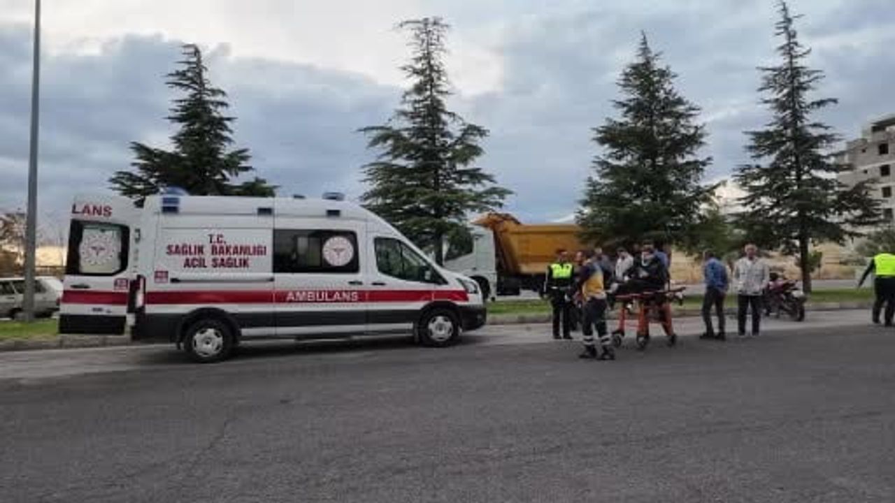 Niğde'de ters yöne giren motosikletin kafa kafaya çarpışması iki sürücüyü yaraladı