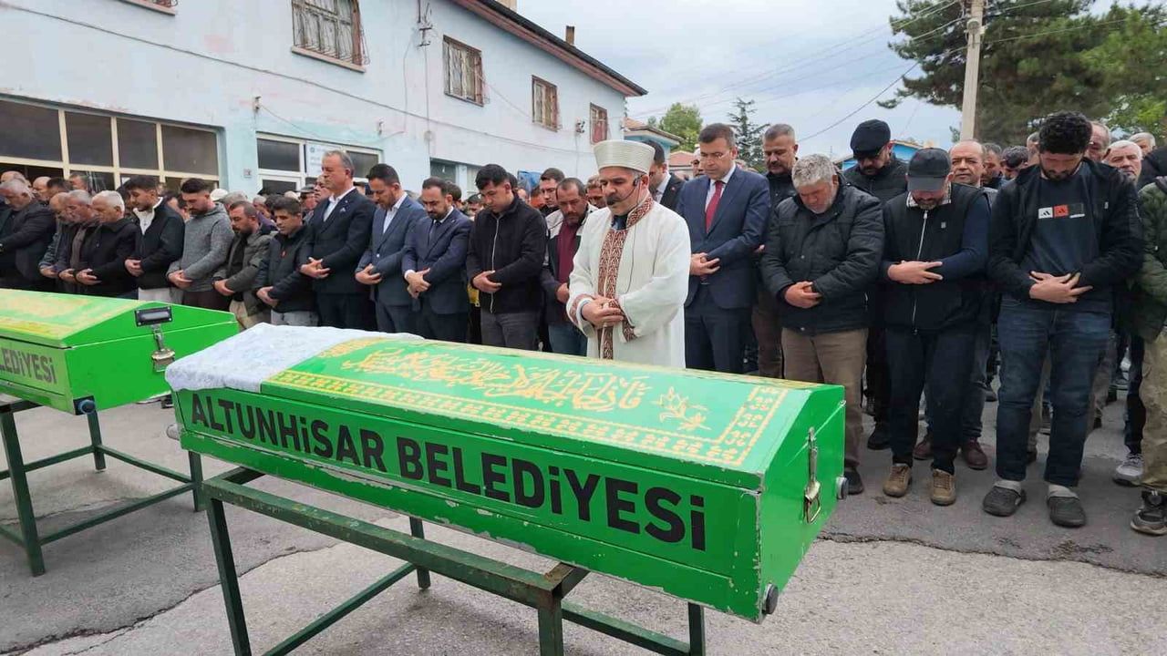 Niğde'de trafik kazasında hayatını kaybeden iki kardeş için son veda