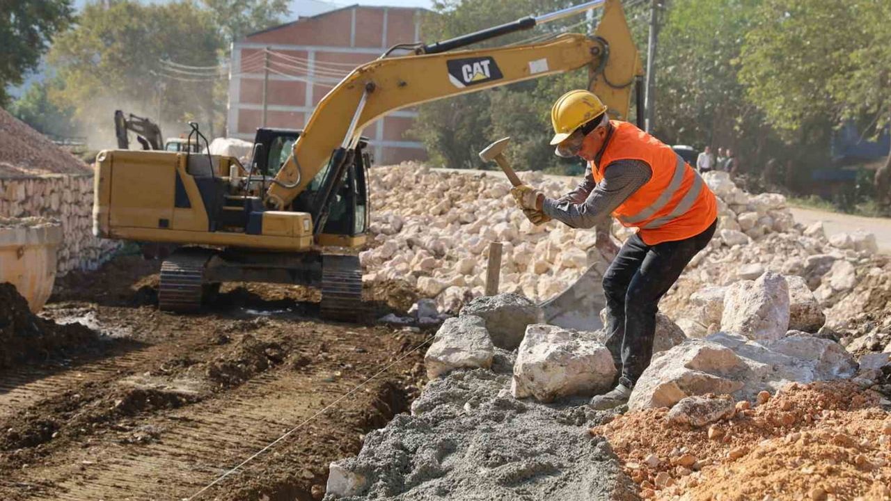 Nilüfer'de dereler güvence altına alınıyor: Hasanağa ve Ürünlü'de taş duvar çalışmaları