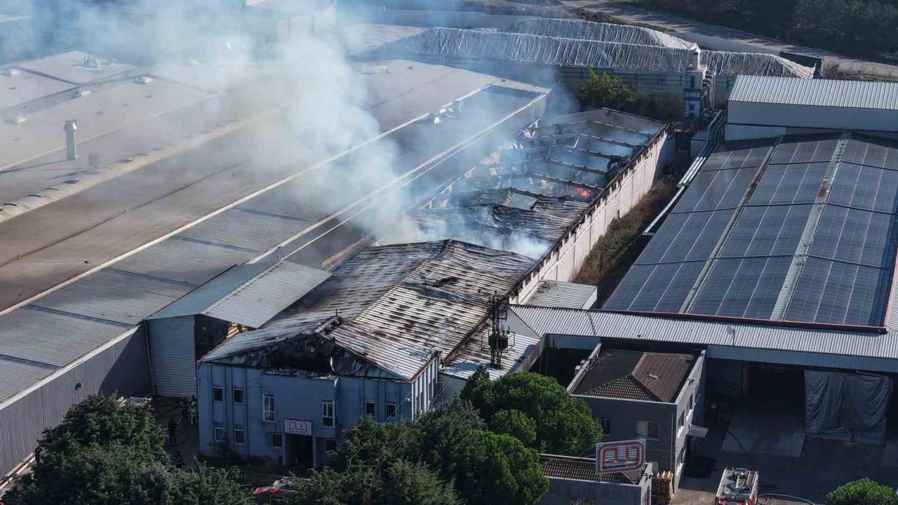 Nilüfer'de mobilya fabrikasında çıkan yangının hasarı dronla belgelendi