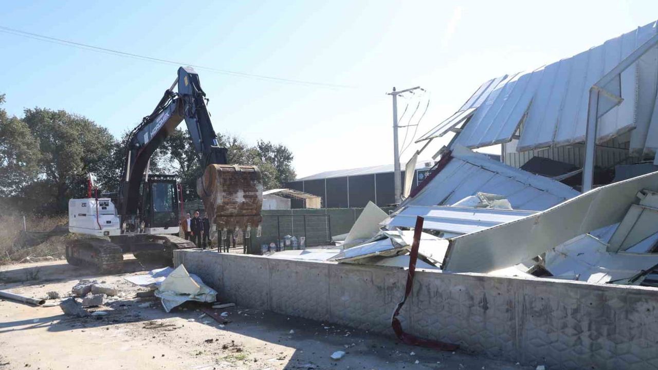 Nilüfer'de Yaylacık'taki kaçak fabrika güvenlik önlemleriyle kısmi yıkıldı