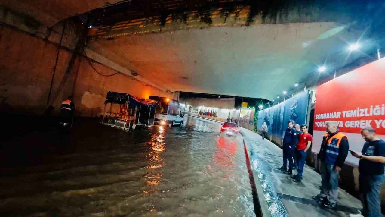 Nisbetiye'deki çalışma Zincirlikuyu alt geçidini suyla doldurdu, Büyükdere trafiği kontrollü sağlanıyor