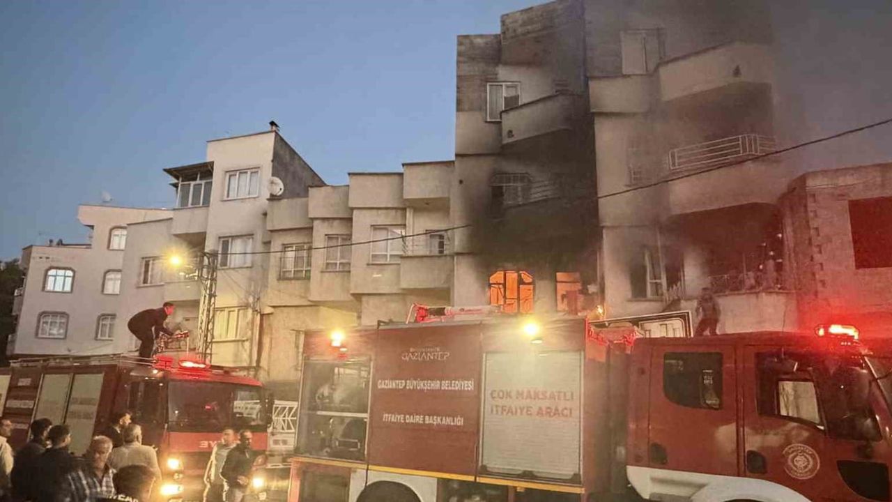 Nizip'te alevlerin sardığı evde son anda tahliye: 1 hafif yaralı