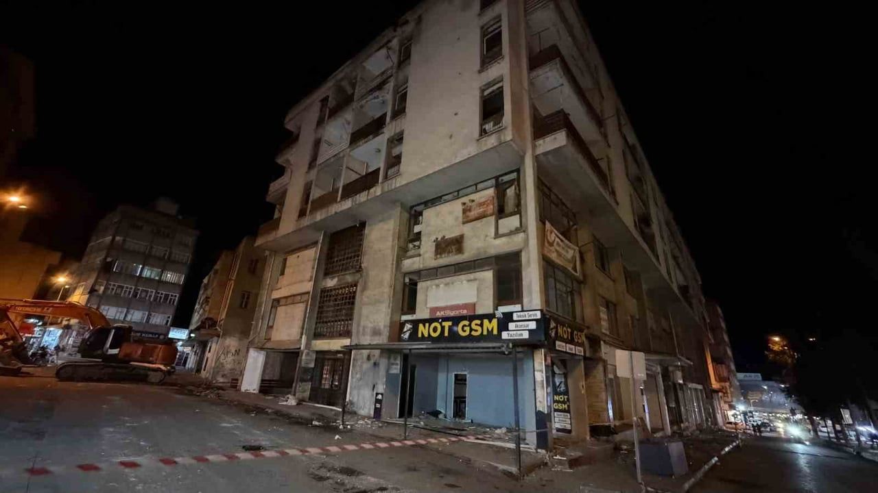 Nizip'te depremde ağır hasar gören 50 yıllık iş hanı ve lojman yıkılıyor