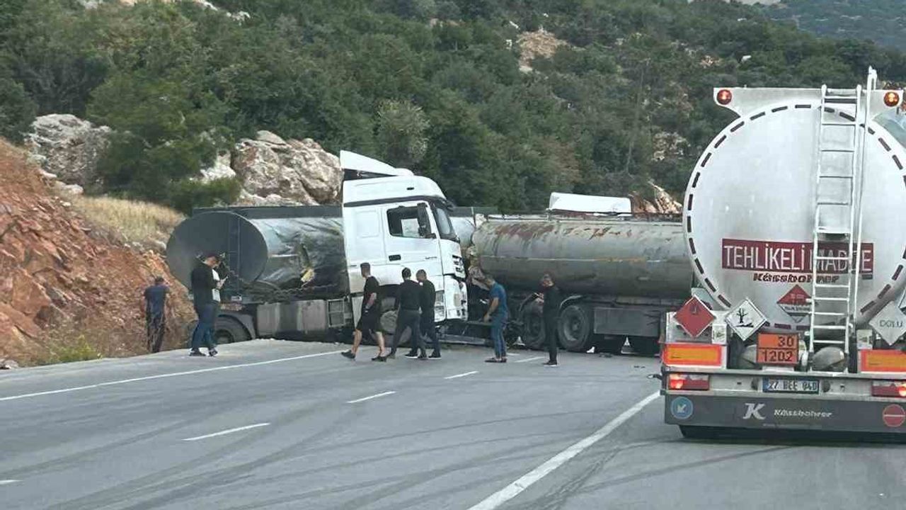Nurdağı'nda iki akaryakıt tankeri çarpıştı, tonlarca yakıt yola döküldü