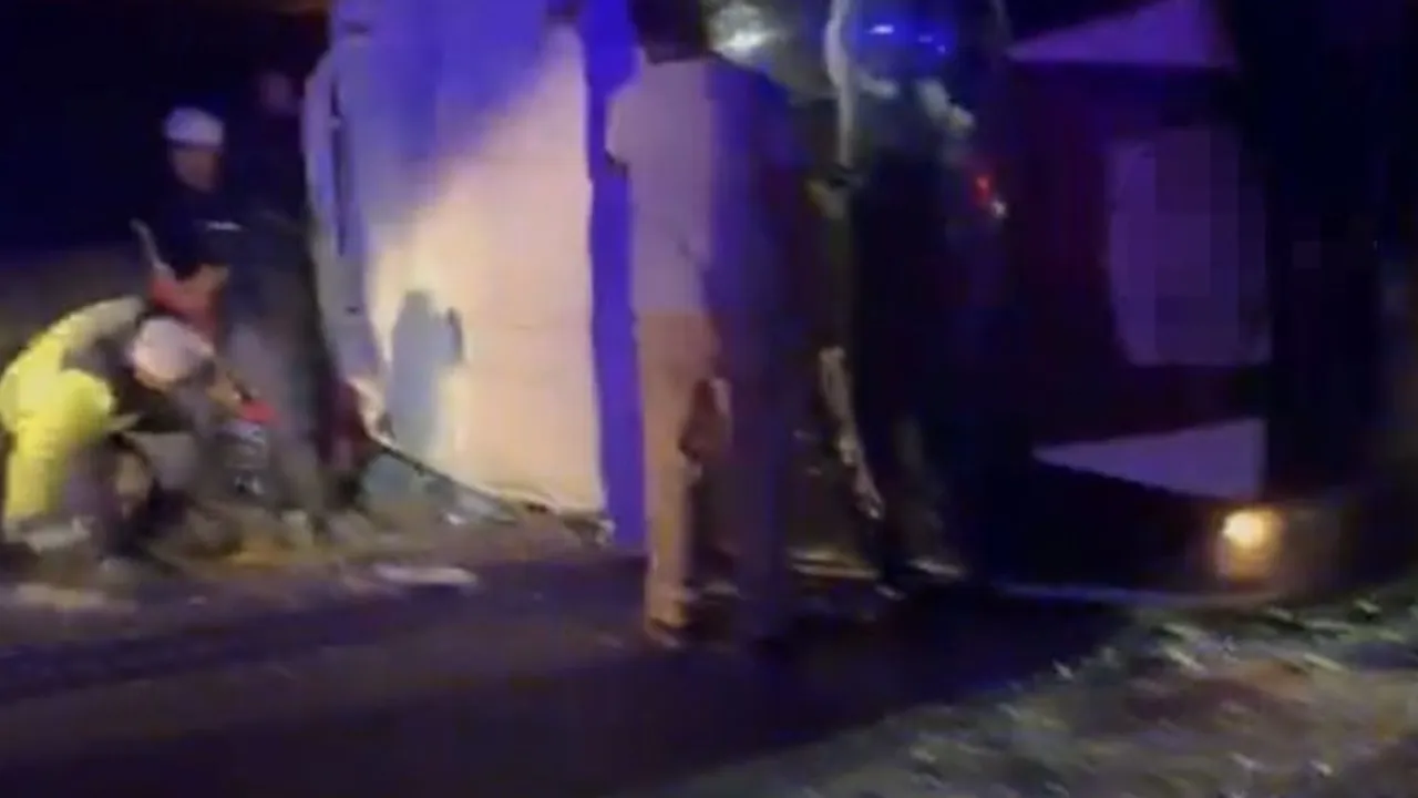 Nurdağı'nda tarlaya giden işçileri taşıyan minibüs kaza yaptı: sürücü hayatını kaybetti, 7 yaralı