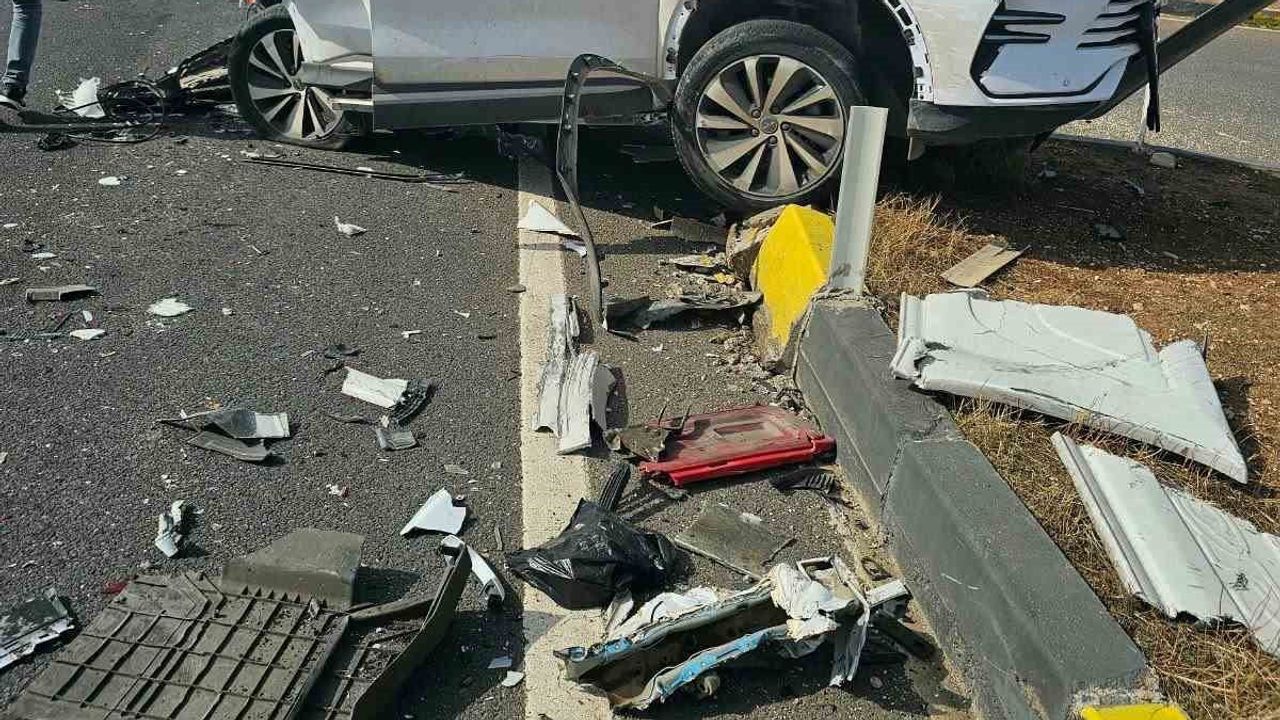 Nusaybin Çölova'da üç aracın çarpıştığı zincirleme kaza: 5 kişi yaralandı