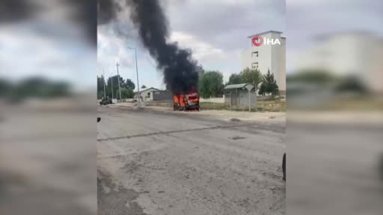 Nusaybin'de park halindeki hafif ticari araçta çıkan yangın kontrol altına alındı