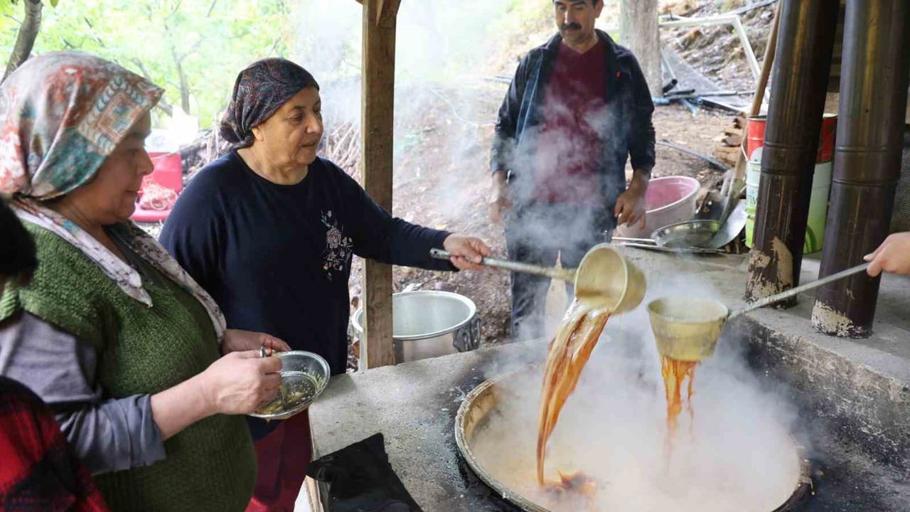 Obruk'ta meşe külüyle kaynatılan pekmez geleneği sürüyor