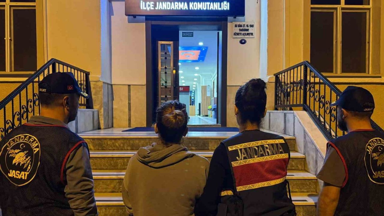 Ödemiş'te mutfakta gizli bölmede saklanan firari kadın jandarmaya teslim oldu