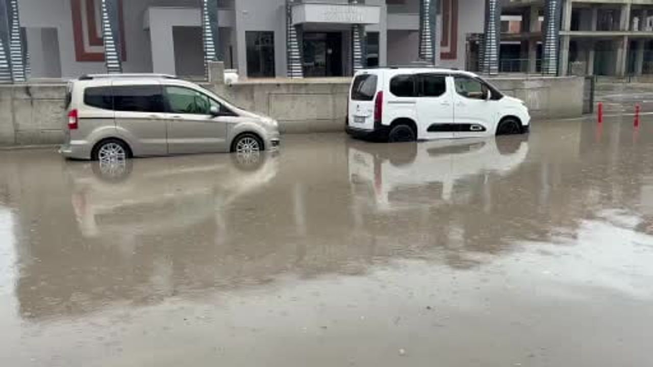 Öğle yağmuru Çerkezköy caddelerinde ulaşımı aksattı