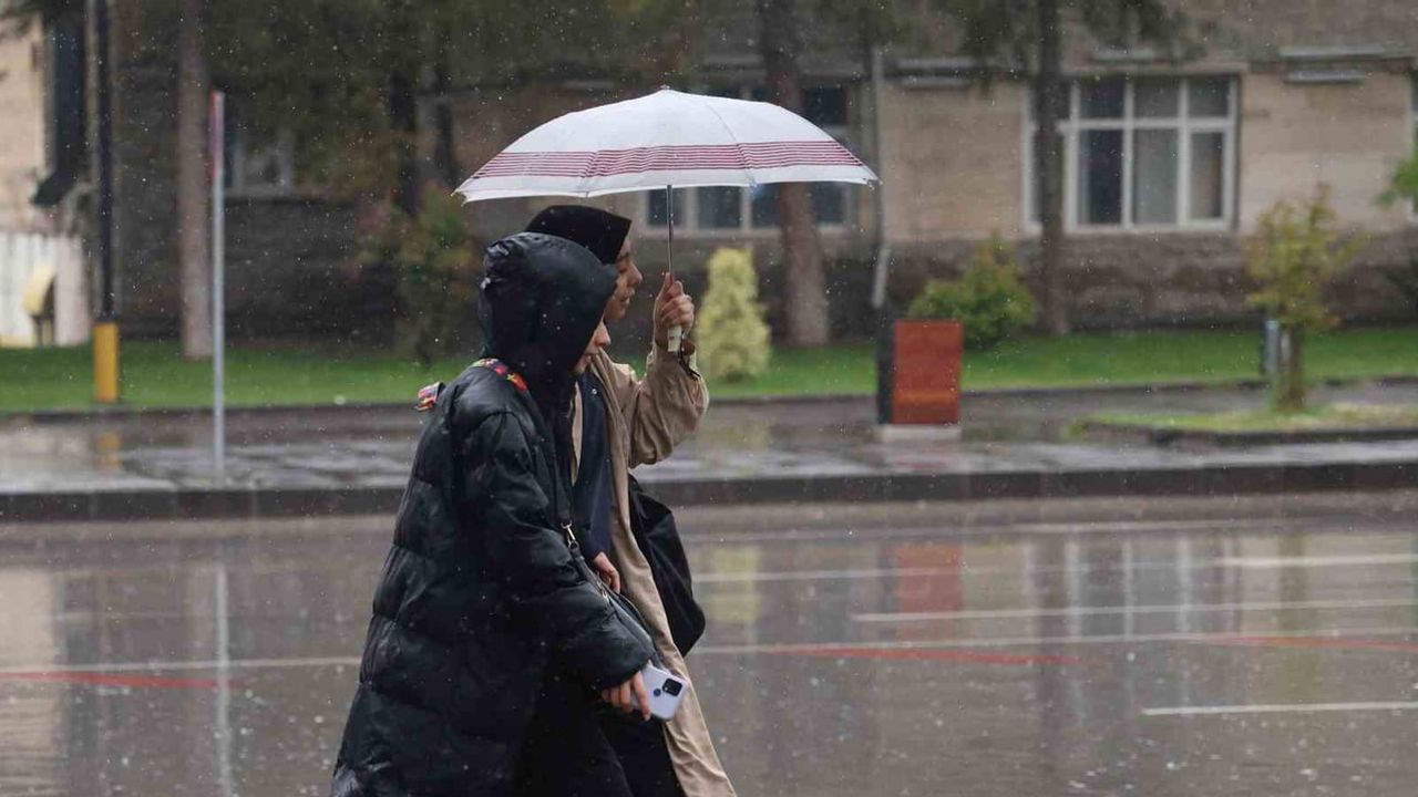 Öğleden sonra Erzincan, Erzurum ve Bayburt çevresinde sağanak ve sabah sis uyarısı